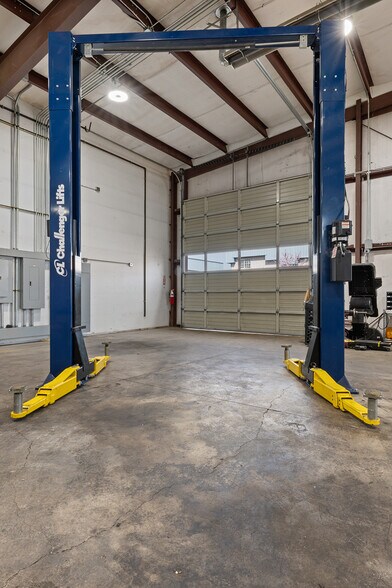 More Photos Of 6062-6068 Crater Lake Ave, Central Point Warehouse For Sale