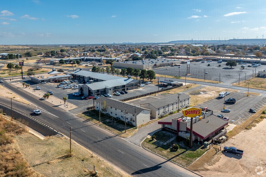 More Photos Of 1712 E 3rd St, Big Spring Apartments For Sale