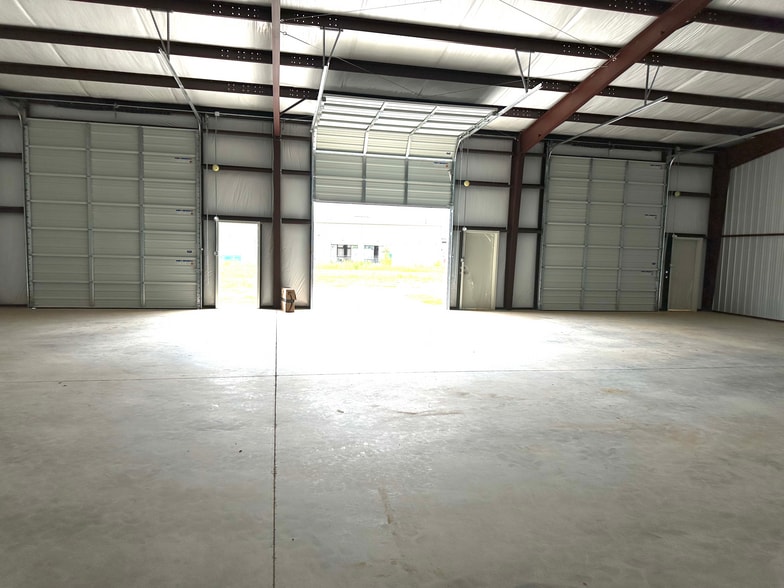 More Photos Of 10263 US Highway 69 N, Tyler Warehouse For Lease