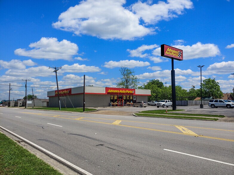 Primary Photo Of 1301 Nederland Ave, Nederland Auto Repair For Sale