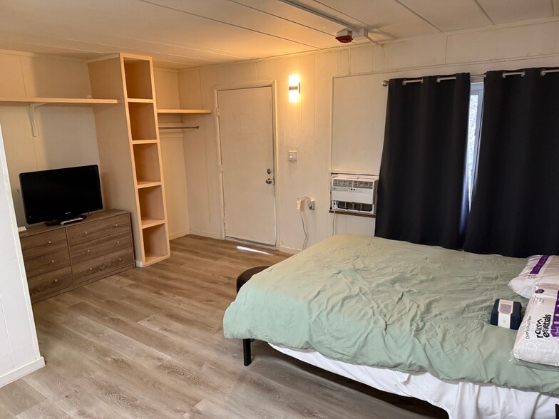 More Photos Of 111 W 12 Mile Rd, Royal Oak Hotel For Sale