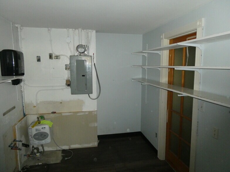 More Photos Of 1071-1073 Commercial St SE, Salem Storefront For Lease
