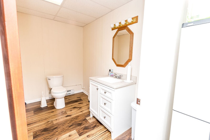 More Photos Of 196 Carlton Dr, Inwood Industrial For Sale