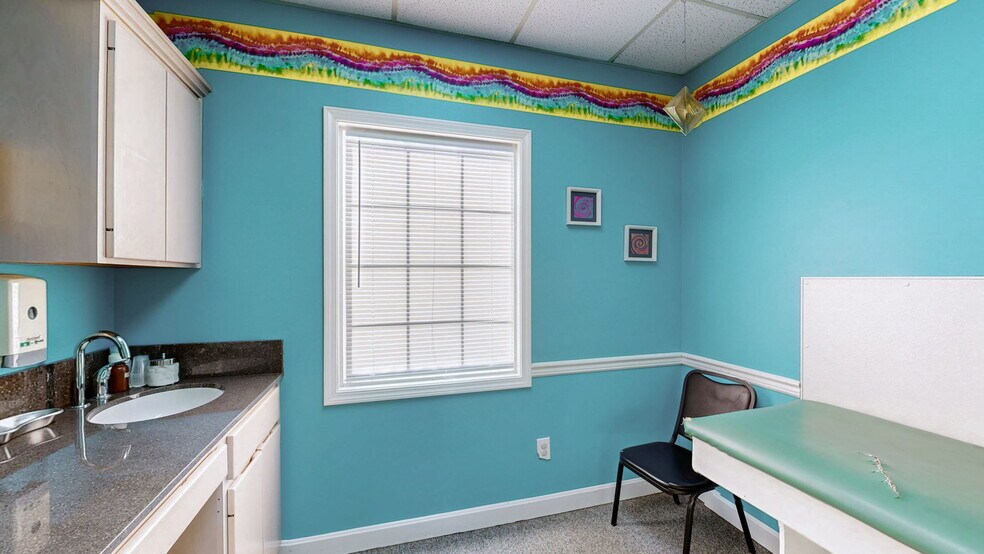 More Photos Of 1701 Spring St, Jeffersonville Medical For Sale