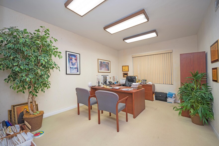 More Photos Of 2138 Hollywood Blvd, Hollywood Office For Sale