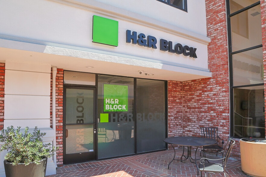 More Photos Of 15928 Ventura Blvd, Encino Storefront Retail Office For Lease