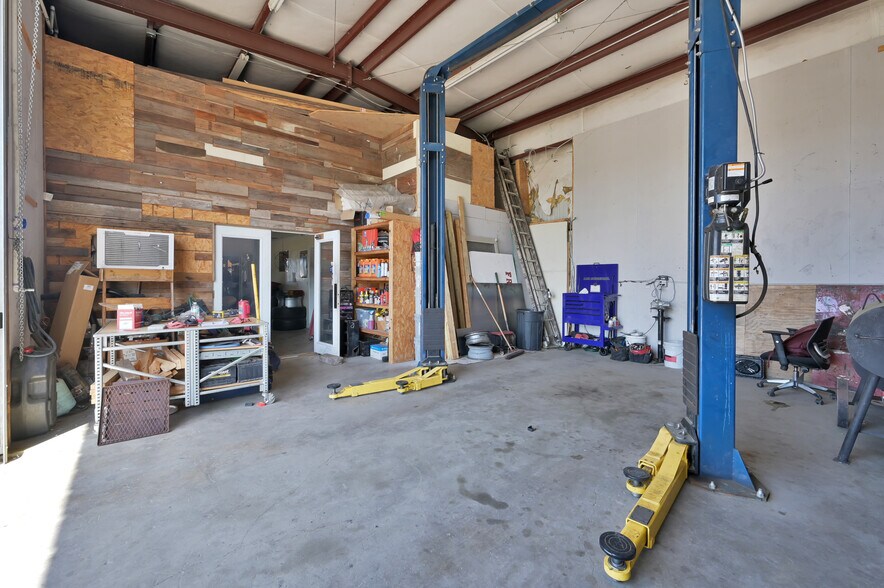 More Photos Of 13782 Highway 105 W, Conroe Light Manufacturing For Sale