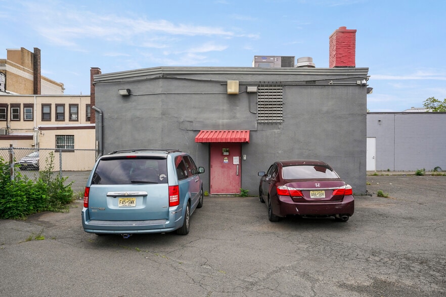 More Photos Of 283 N Broad St, Elizabeth Freestanding For Lease