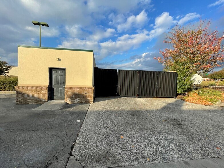 More Photos Of 352 Northgate Dr, Dalton Restaurant For Lease