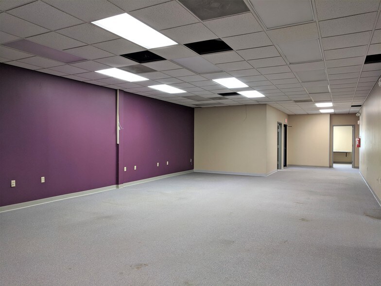 More Photos Of 901 W Main St, El Paso Office For Sale