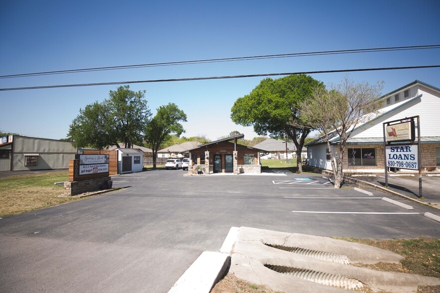 More Photos Of 2000 US Highway 281, Marble Falls Office For Lease