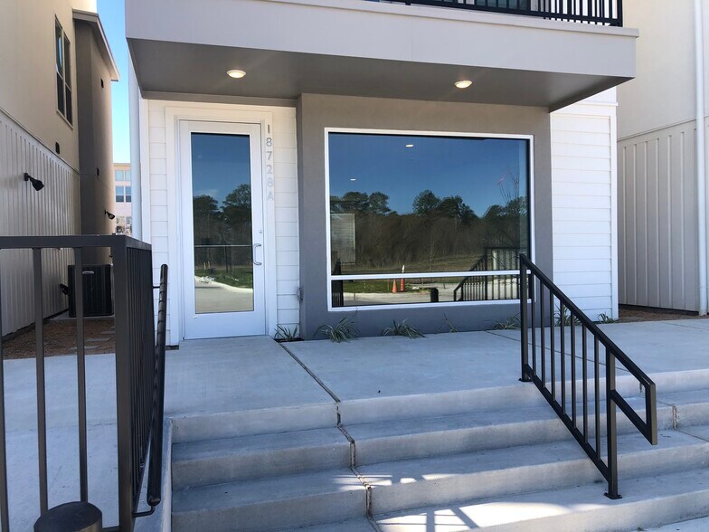 More Photos Of 18732 Centro Main St, Shenandoah Office For Lease