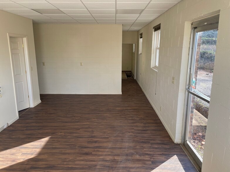 More Photos Of 419 Church St, Hurt Showroom For Sale