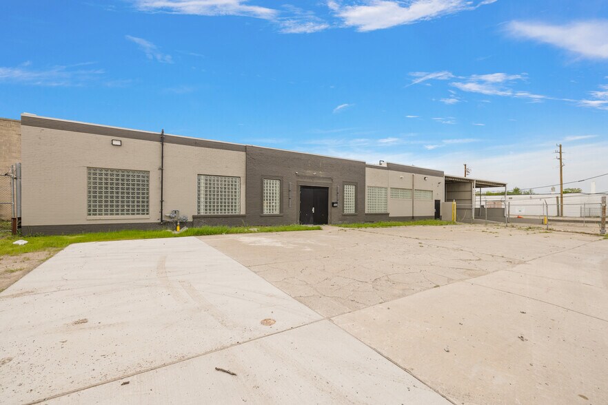More Photos Of 20530 Hoover Rd, Detroit Warehouse For Lease