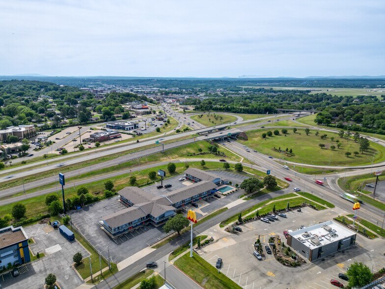 More Photos Of 6001 Rogers Ave, Fort Smith Hotel For Sale