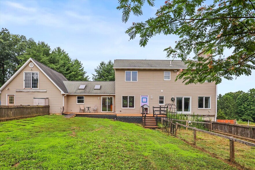 More Photos Of 333 Newcomer Rd, Windsor Veterinarian Kennel For Sale