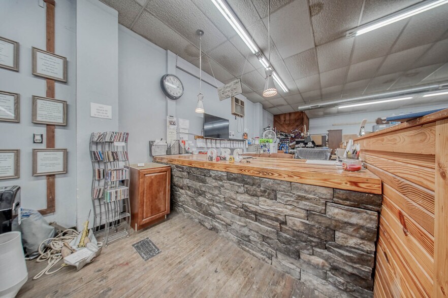 More Photos Of 105 E Walnut St, Houston Freestanding For Sale