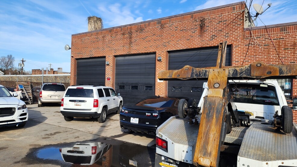 Primary Photo Of 2405 22nd St NE, Washington Auto Repair For Sale