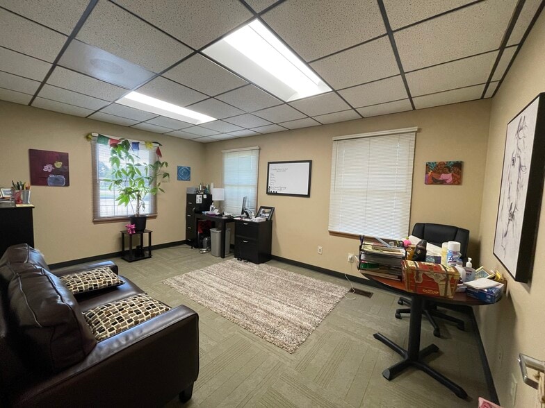 More Photos Of 1320-1326 Meridian Dr, Woodburn Office For Lease