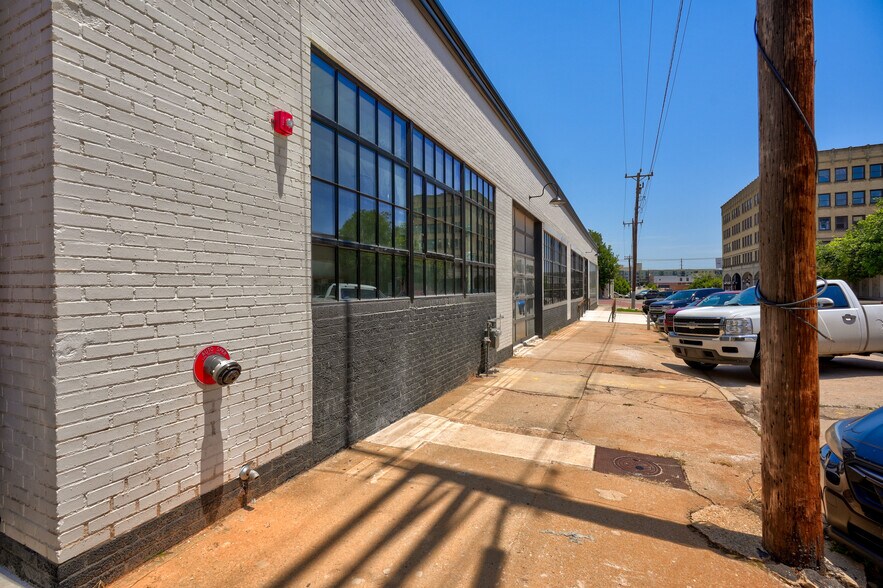 More Photos Of 801 N Broadway Ave, Oklahoma City Storefront Retail Office For Lease