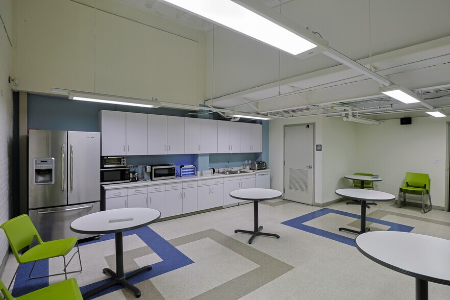 More Photos Of 1800 S Figueroa St, Los Angeles Office For Lease