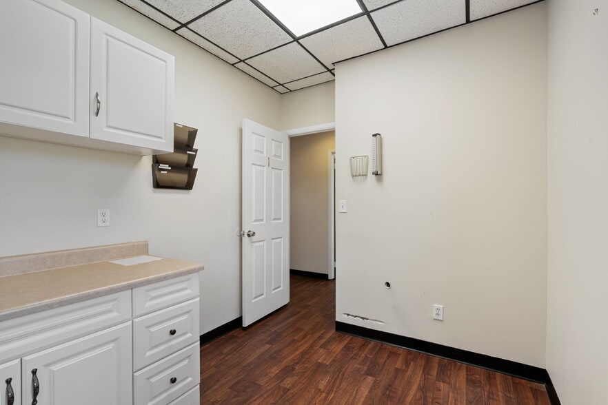 More Photos Of 2627 Hylan Blvd, Staten Island Medical For Lease