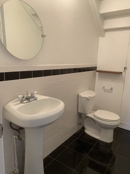 More Photos Of 279 Frost St, Brooklyn Light Distribution For Lease