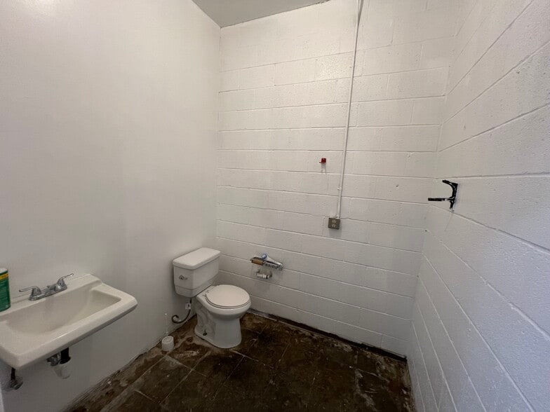 More Photos Of 808 N Hill St, Los Angeles Storefront Retail Office For Lease