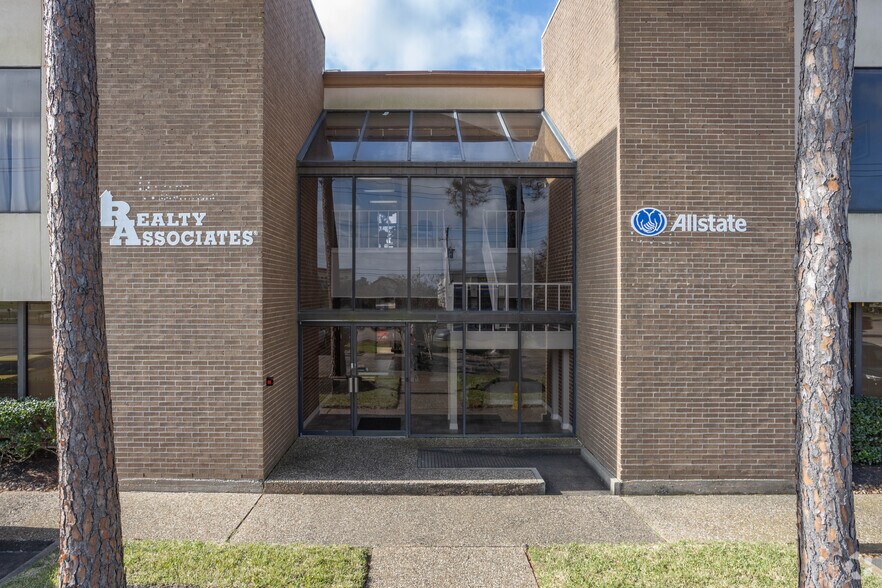 More Photos Of 1506 E Broadway St, Pearland Medical For Lease