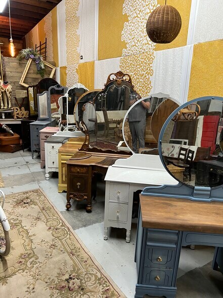 More Photos Of 302 Williams St, Fayetteville Flex For Sale