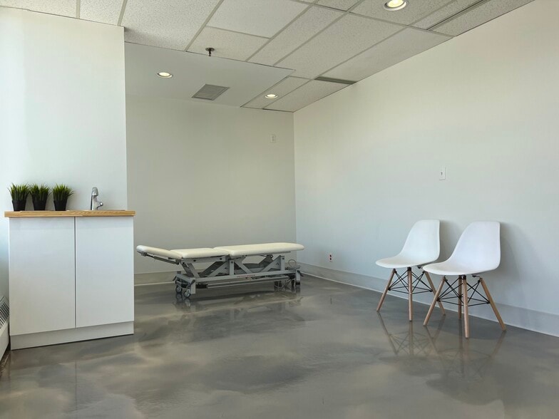More Photos Of 290 Midpark Way SE, Calgary Medical For Lease
