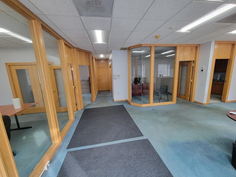 More Photos Of 80 Turnpike Rd, Chelmsford Warehouse For Lease