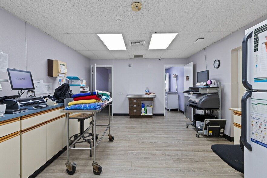 More Photos Of 5915 Belair Rd, Baltimore Veterinarian Kennel For Sale