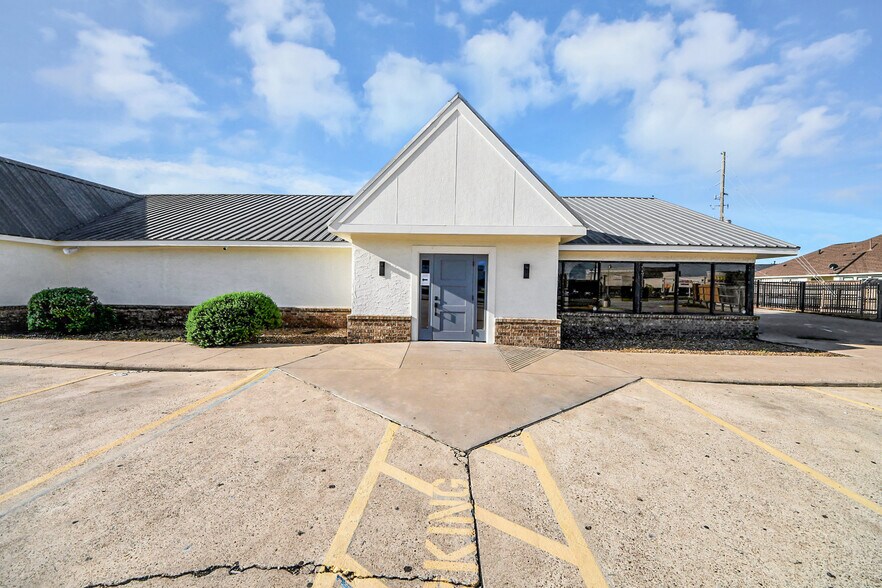 Primary Photo Of 13615 Bellaire Blvd, Houston Medical For Lease