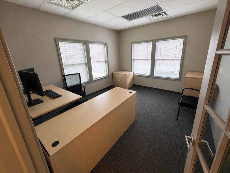 More Photos Of 9955 Crosspoint Blvd, Fishers Office For Sale
