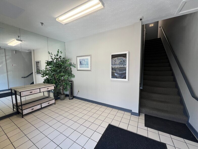 More Photos Of 9402-9420 Towne Square Ave, Blue Ash Office For Lease