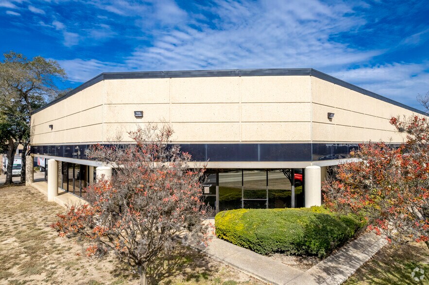 More Photos Of 5600-5624 Randolph Blvd, San Antonio Unknown For Lease
