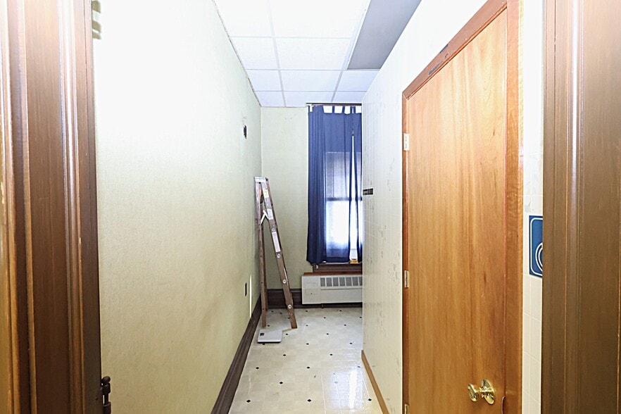 More Photos Of 220 Main St E, Ashland Office For Sale