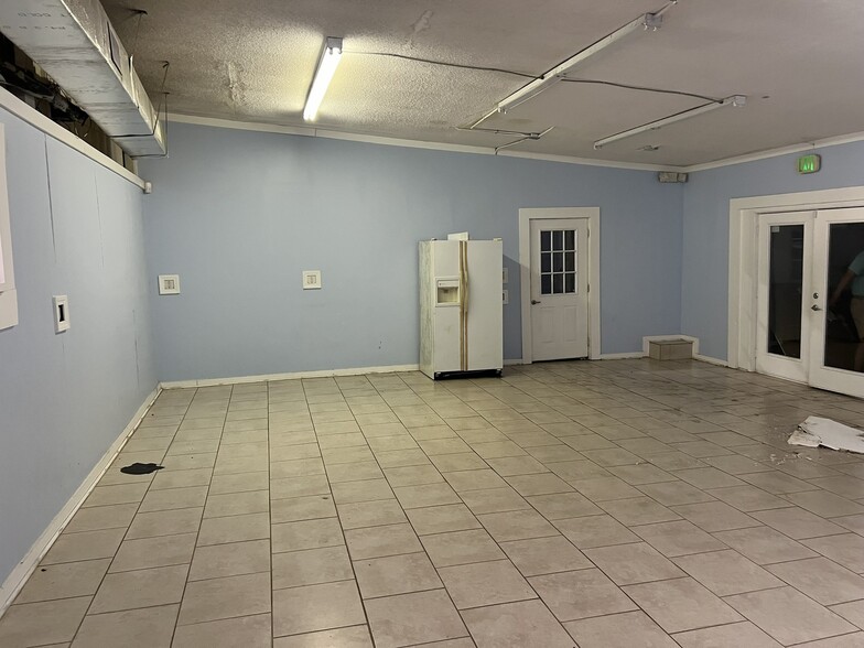 More Photos Of 8653 Pensacola Blvd, Pensacola Freestanding For Lease