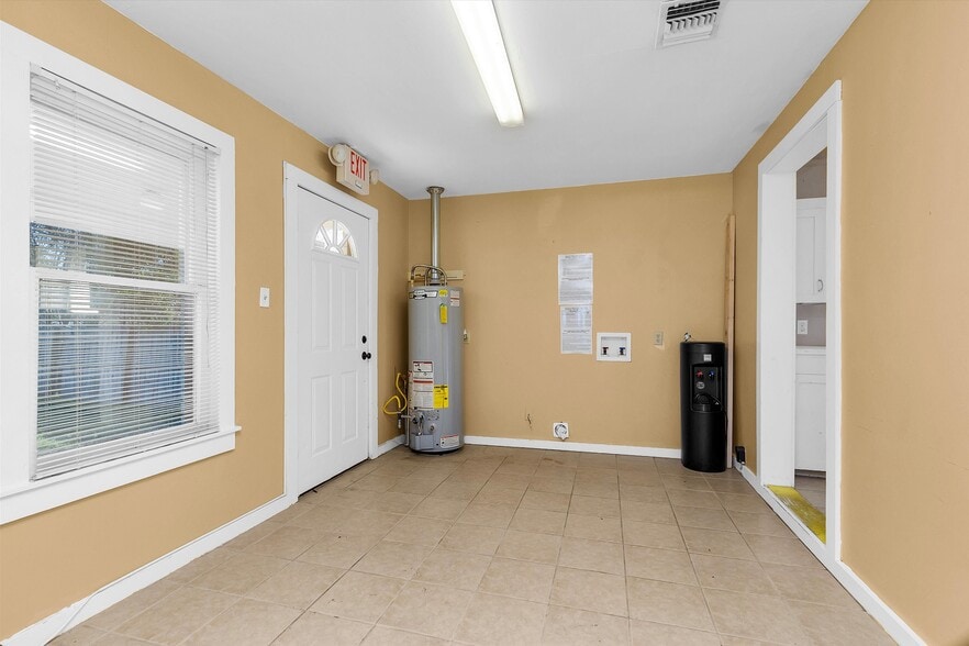 More Photos Of 207 W Montgomery St, Willis Office For Lease