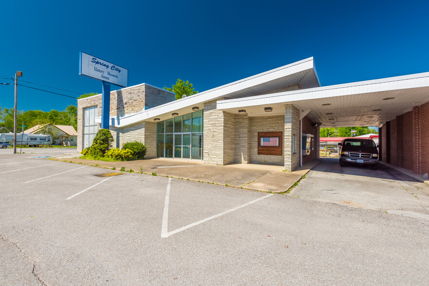 Primary Photo Of 150 W Rhea Ave, Spring City Medical For Lease