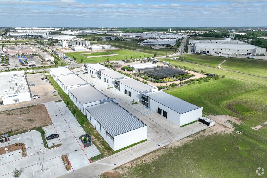 More Photos Of 282 Bucees Blvd, Katy Unknown For Lease