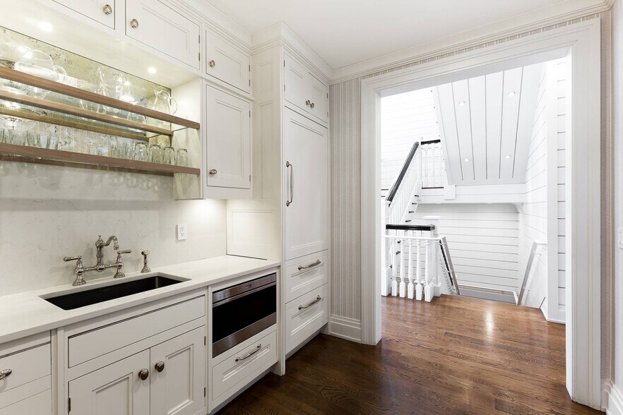 More Photos Of 26 Montauk Hwy, East Hampton Office For Sale