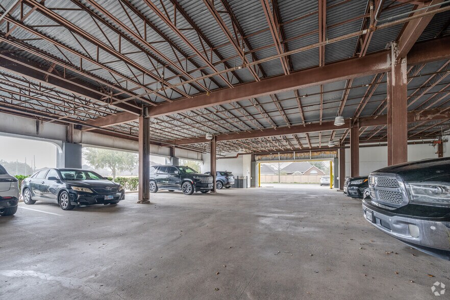 More Photos Of 2734 W Sunrise Blvd, Pearland Office For Lease