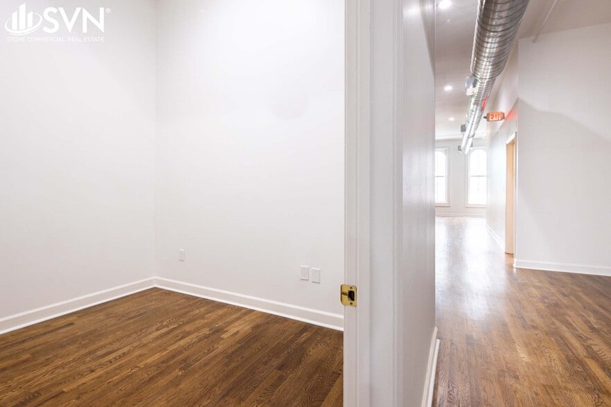 More Photos Of 127-129 W Main St, Lexington Storefront Retail Office For Lease