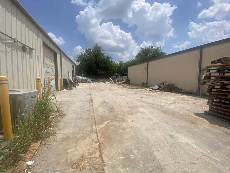 More Photos Of 3514 Copeland Dr, San Antonio Light Manufacturing For Sale