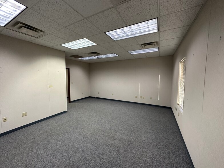 More Photos Of 1110 Calder St, Beaumont Medical For Lease