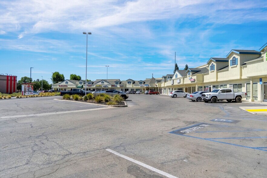 More Photos Of 5348-5374 N Spruce Ave, Fresno Freestanding For Lease