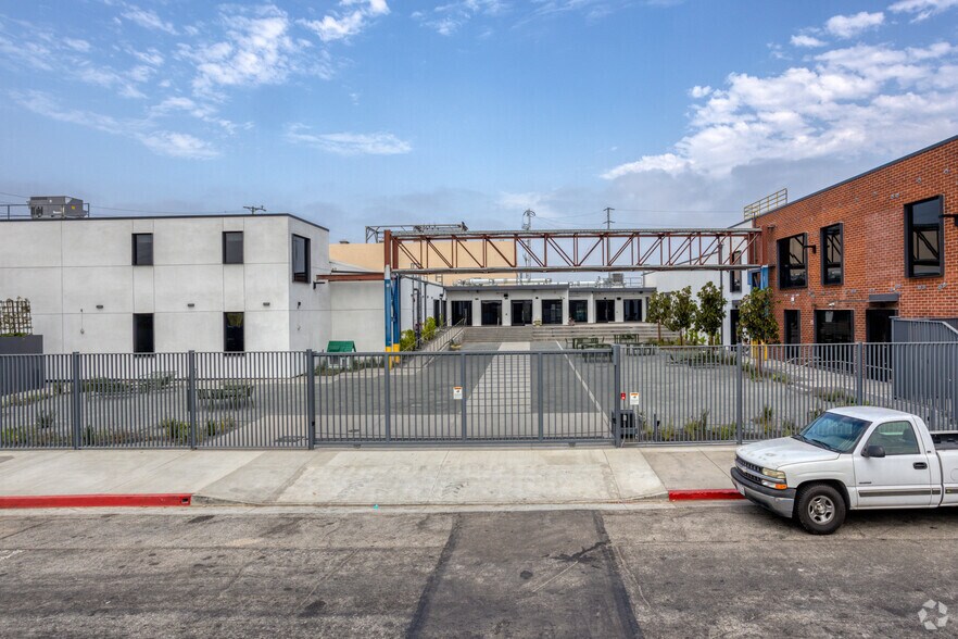 More Photos Of 3101-3102W Exposition Blvd, Los Angeles Office For Lease