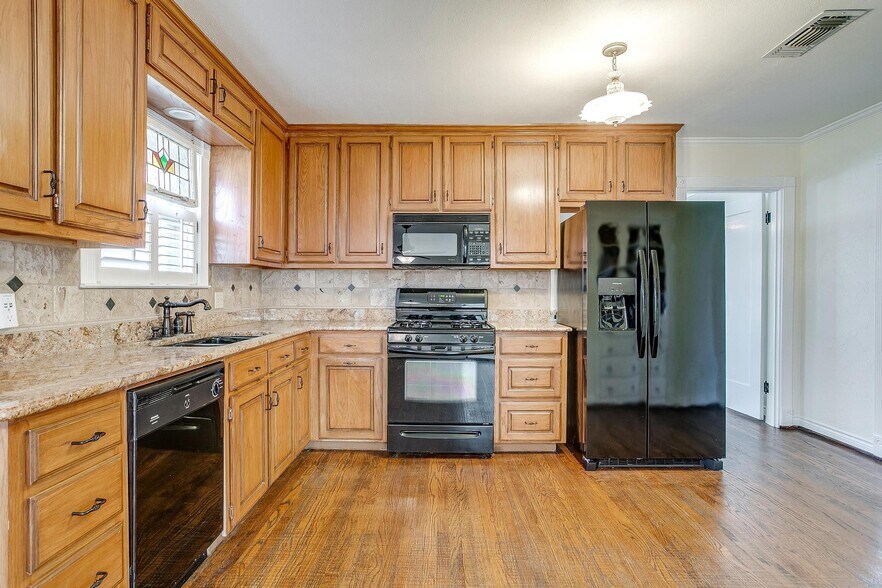 More Photos Of 113 N Tarrant St, Crowley Office For Sale